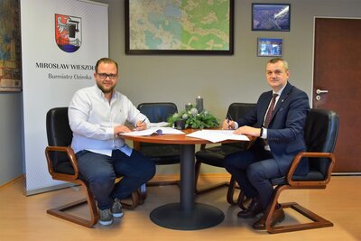 Podpisano umowę na budowę miejsc parkingowych przy ul. Sikorskiego w Ozimku