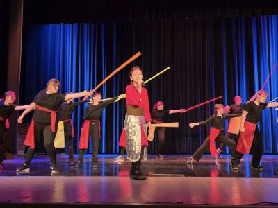 Kadr pełen talentów! Międzyszkolny konkurs „Klip-Klaps” rozgrzał scenę w Ozimku