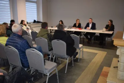 zebranie wiejskie w Pustkowie