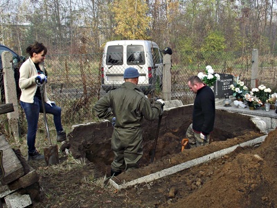 SCHODNIA - CMENTARZ EKSHUMACJA (1)