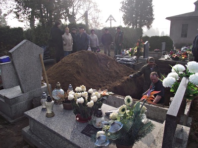 SCHODNIA - CMENTARZ EKSHUMACJA (10)