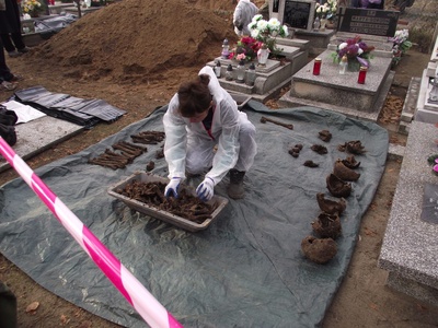 SCHODNIA - CMENTARZ EKSHUMACJA (16)