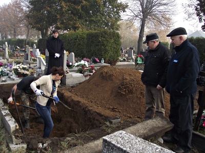 SCHODNIA - CMENTARZ EKSHUMACJA (4)