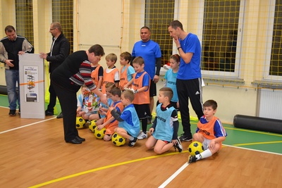 Wręczenie dzieciom smakołyków