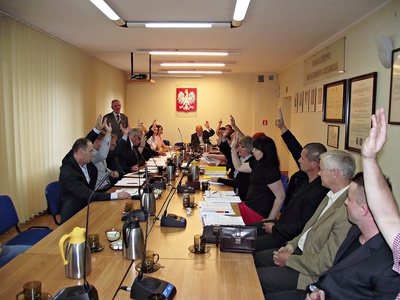 Sesja Rady Miejskiej w Ozimku: Długie obrady przed przerwą wakacyjną 