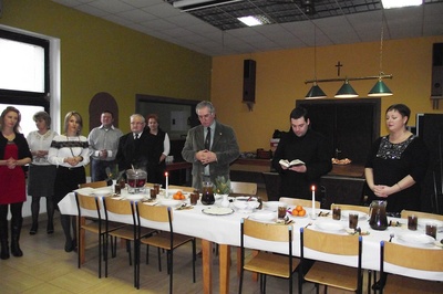 Po odczytaniu fragmentu Ewangelii, ks. Kamil pobłogosławił opłatki