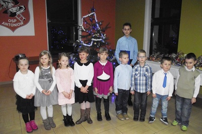 Występ dzieci z SP Antoniów