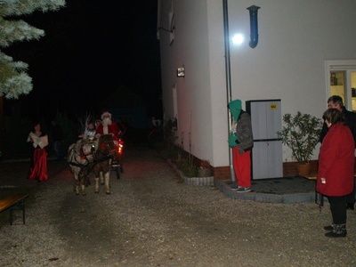 Mikołaj przyjechał o zmroku pięknie oświetloną bryczką