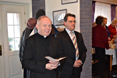 ks. proboszcz Górka odmawia modlitwę