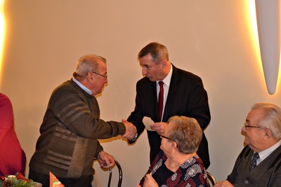 Burmistrz łamie się opłatkiem z miaszkańcami Schodni