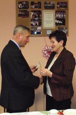Burmistrz dzieli się opłatkiem z p. Krystyną Koźlik