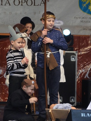 Występ dzieci na scenie