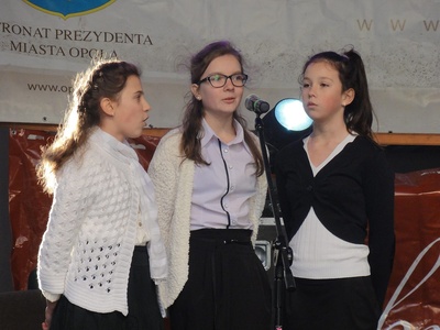 Występ dzieci na scenie