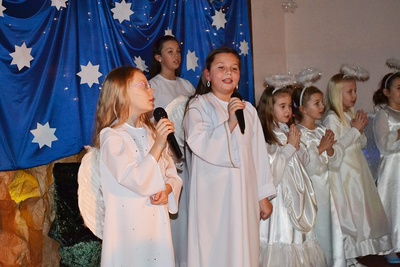 Program artystyczny wykonany przez dzieci z SP 2 Ozimek