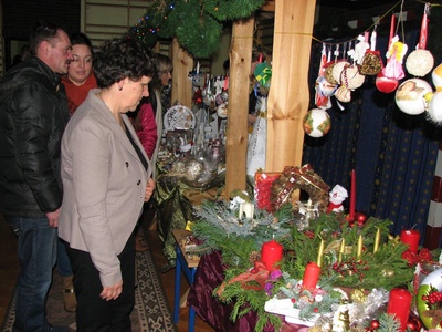 Na świątecznym kiermaszu oferowano własnoręcznie wykonane stroiki, ozdoby choinkowe i inne pomysłowe wyroby, które cieszyły się dużym powodzeniem