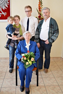 Klaudia Szczabel z synem Jerzym%%2C wnukami Paw%%C5%%82em i Karolin%%C4%%85 i prawnukiem Jasiem (2)