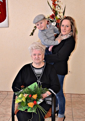 Stefania D%%C5%%82ugosz z wnuczk%%C4%%85 Dominik%%C4%%85 i prawnukiem Kilianem (3)