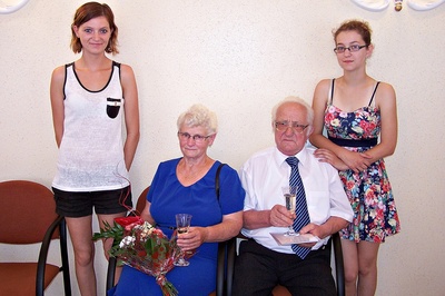 Wiora Hubert i Hildegarda z wnuczkami Celin%%C4%%85 i Juli%%C4%%85