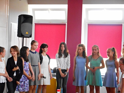 Szczególny program artystyczny przygotowali uczniowie tutejszej podstawówki, dzieci zaśpiewały w języku polskim, niemieckim i angielskim, tańczyły i recytowały wiersze.