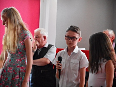 Szczególny program artystyczny przygotowali uczniowie tutejszej podstawówki, dzieci zaśpiewały w języku polskim, niemieckim i angielskim, tańczyły i recytowały wiersze.