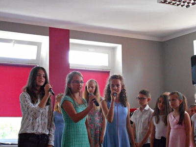 Szczególny program artystyczny przygotowali uczniowie tutejszej podstawówki, dzieci zaśpiewały w języku polskim, niemieckim i angielskim, tańczyły i recytowały wiersze.