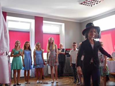 Szczególny program artystyczny przygotowali uczniowie tutejszej podstawówki, dzieci zaśpiewały w języku polskim, niemieckim i angielskim, tańczyły i recytowały wiersze.
