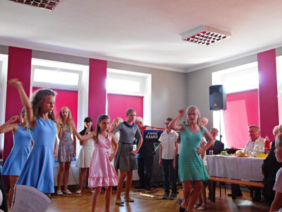 Szczególny program artystyczny przygotowali uczniowie tutejszej podstawówki, dzieci zaśpiewały w języku polskim, niemieckim i angielskim, tańczyły i recytowały wiersze.