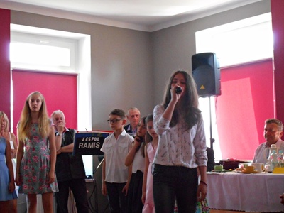 Szczególny program artystyczny przygotowali uczniowie tutejszej podstawówki, dzieci zaśpiewały w języku polskim, niemieckim i angielskim, tańczyły i recytowały wiersze.