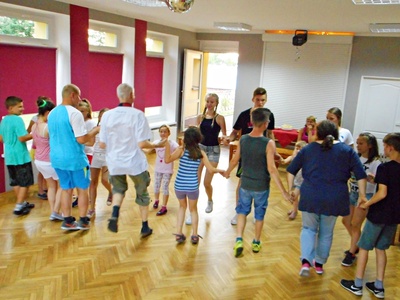 Młodzież z Zespołu DIALOG pilnie i z zapałem uczyła się nowych choreografii tanecznych