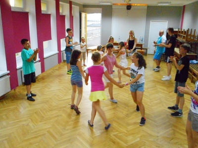 Młodzież z Zespołu DIALOG pilnie i z zapałem uczyła się nowych choreografii tanecznych