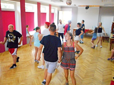 Młodzież z Zespołu DIALOG pilnie i z zapałem uczyła się nowych choreografii tanecznych