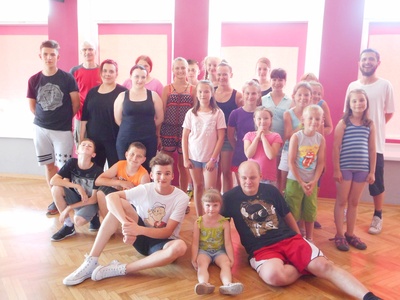 Młodzież z Zespołu DIALOG pilnie i z zapałem uczyła się nowych choreografii tanecznych