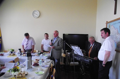 Po nabożeństwie majowym mieszkańcy Krasiejowa licznie przybyli do świetlicy wiejskiej na spotkanie z okazji Dnia Matki i Ojca, które zorganizowane zostało w niedzielę 22 maja br. przez miejscowe koło DFK.