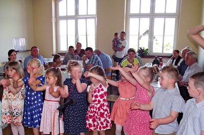 W ramach części artystycznej wystąpiły dzieci z Przedszkola Publicznego nr 5 w Krasiejowie, które przygotowała p. Gabriela Korzeniec z okolicznościowym programem niemieckojęzycznym, który cieszył się gromkimi brawami.