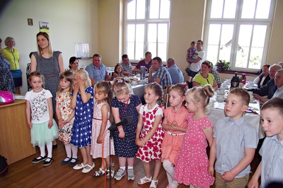 W ramach części artystycznej wystąpiły dzieci z Przedszkola Publicznego nr 5 w Krasiejowie, które przygotowała p. Gabriela Korzeniec z okolicznościowym programem niemieckojęzycznym, który cieszył się gromkimi brawami.