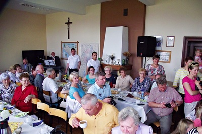 Po nabożeństwie majowym mieszkańcy Krasiejowa licznie przybyli do świetlicy wiejskiej na spotkanie z okazji Dnia Matki i Ojca, które zorganizowane zostało w niedzielę 22 maja br. przez miejscowe koło DFK.