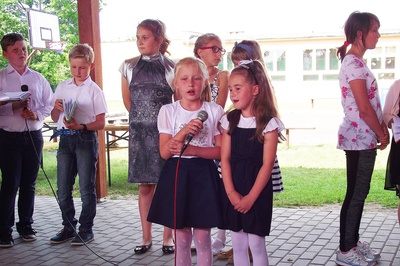 Z pięknym programem artystycznym wystąpiły dzieci ze Szkoły Podstawowej nr 2 w Ozimku