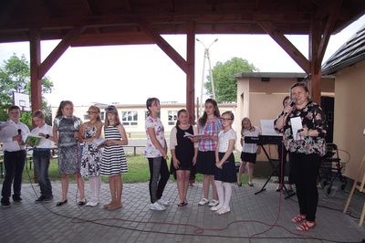 Z pięknym programem artystycznym wystąpiły dzieci ze Szkoły Podstawowej nr 2 w Ozimku