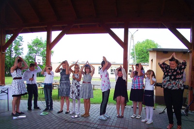 Z pięknym programem artystycznym wystąpiły dzieci ze Szkoły Podstawowej nr 2 w Ozimku