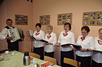 Szczególny program artystyczny przygotował Zespół Ludowy ?Heidi?, który zaśpiewał w języku polskim i niemieckim.