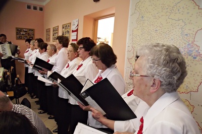 Szczególny program artystyczny przygotował Zespół Ludowy ?Heidi?, który zaśpiewał w języku polskim i niemieckim.