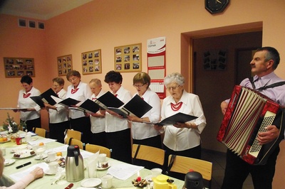 DFK Ozimek: Przy wieńcu adwentowym uczcili pamięcią