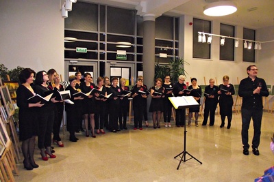 Impreza rozpoczęła się od występu chóru ?Na Obcasach? pod dyrekcją Pawła Wielgusa