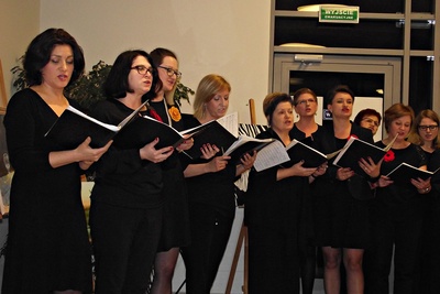 Impreza rozpoczęła się od występu chóru ?Na Obcasach? pod dyrekcją Pawła Wielgusa