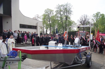 Uroczyste poświęcenie łodzi OSP Antoniów