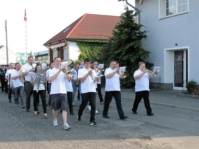 Uroczystość uświetniła Orkiestra Dęta Szczedrzyk, która towarzyszyła strażakom w przemarszu sprzed remizy OSP do kościoła parafialnego