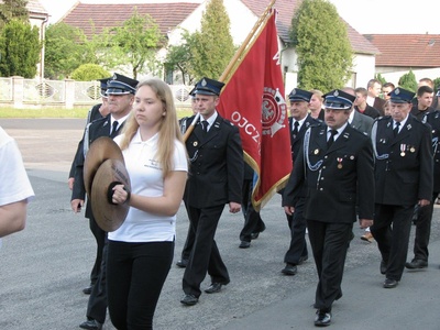 Uroczystość uświetniła Orkiestra Dęta Szczedrzyk, która towarzyszyła strażakom w przemarszu sprzed remizy OSP do kościoła parafialnego