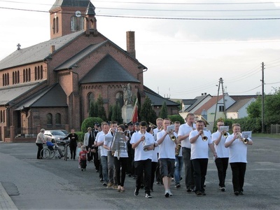 Uroczystość uświetniła Orkiestra Dęta Szczedrzyk, która towarzyszyła strażakom w przemarszu sprzed remizy OSP do kościoła parafialnego