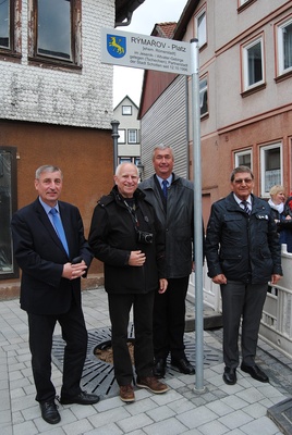 Uroczystości rozpoczęły się w sobotę od oficjalnego odsłonięcia tablicy na nowym Placu Rymarzowskim w Schotten, którego dokonali Petr Klouda (Starosta Rymarova) i Hans Jurgen Jochim (Zastępca Burmistrza Schotten).