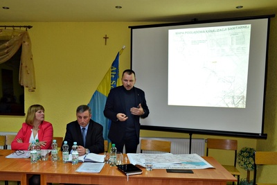 Mirosław Wiciak dyrektor ds. rozwoju PGKiM przedstawił mieszkańcom polany kanalizacji 